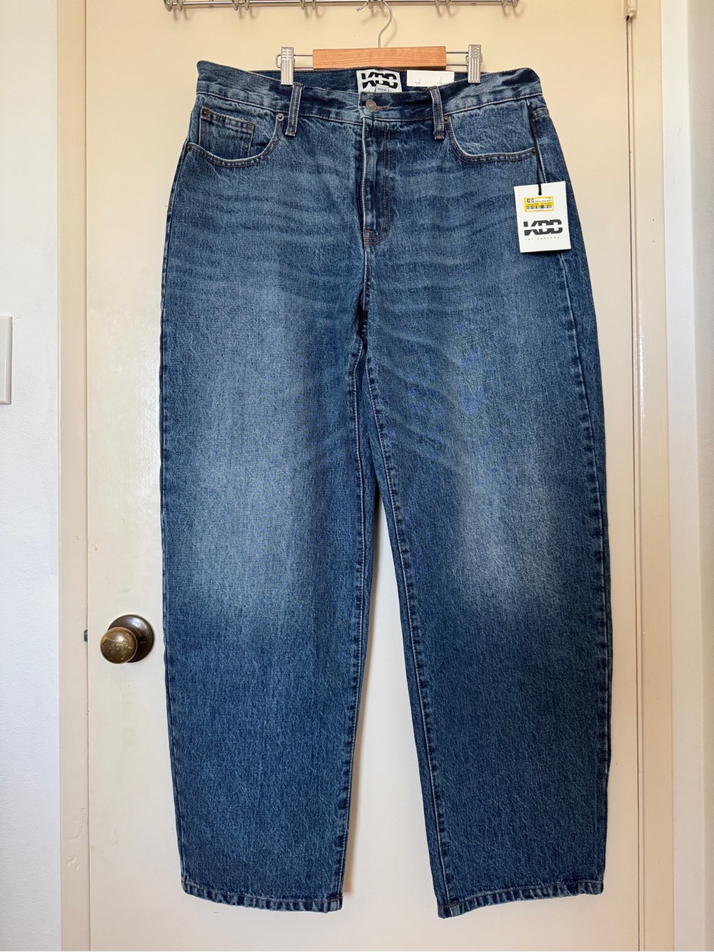 KBB by KAHLANA Women's Mid-Rise barrel Leg Jeans in a darkWash size 12 NWT - Picture 2 of 6